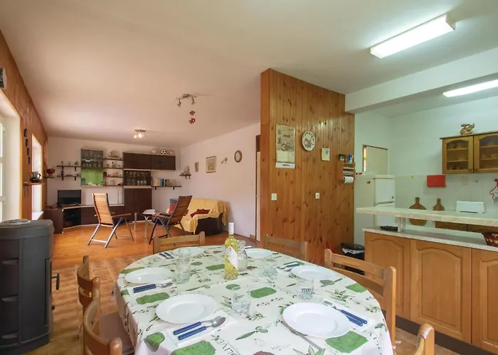 Two-Bedroom Apartment In Racisce * Racisce